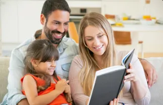 Foto real de una familia leyendo, junto a su versión en caricatura como personajes del cuento