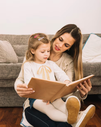 Foto real de una madre y su hija leyendo, junto a su versión en caricatura como personajes del cuento
