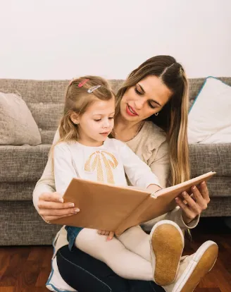 Foto real de una madre y su hija leyendo, junto a su versión en caricatura como personajes del cuento